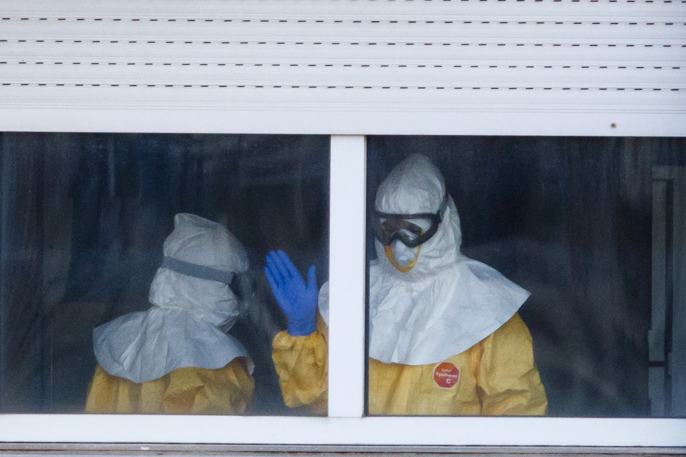 Enfermera española con ébola experimenta una “leve mejoría” dentro de la gravedad