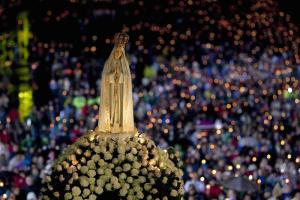 Millares de fieles culminan su peregrinación a Fátima bajo la lluvia (Fotos)