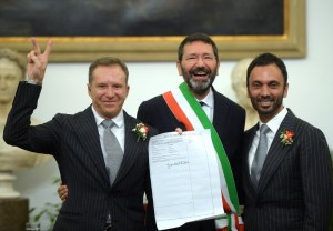Alcalde Roma desafía la ley al registrar 16 matrimonios gays
