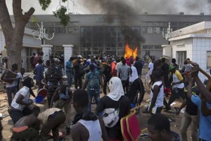 Manifestantes marchan hacia presidencia de Burkina Faso tras incendiar parlamento (Fotos)