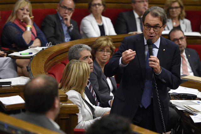 Oposición en Cataluña pide elecciones tras marcha atrás en el referéndum