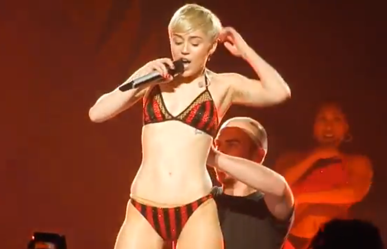 Miley Cyrus cae de platanazo en pleno concierto (Video)