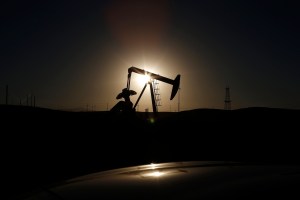 El barril de petróleo Brent sube un 13,08 %, hasta 23,17 dólares