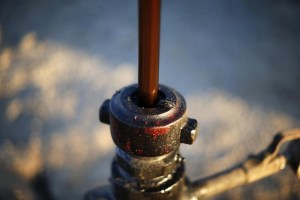 Petróleo se estabiliza en torno a 70 dólares pero es posible declive mayor