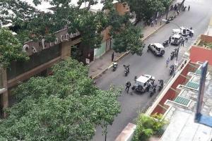 Enfrentamiento entre policías y colectivos en el centro de Caracas (Fotos + Video)