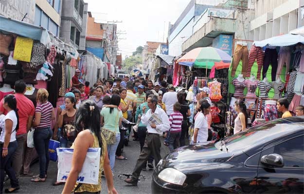 El hampa camina entre los compradores