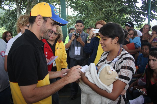 Capriles: El Gobierno anda en una carrera de velocidad para destruir al país