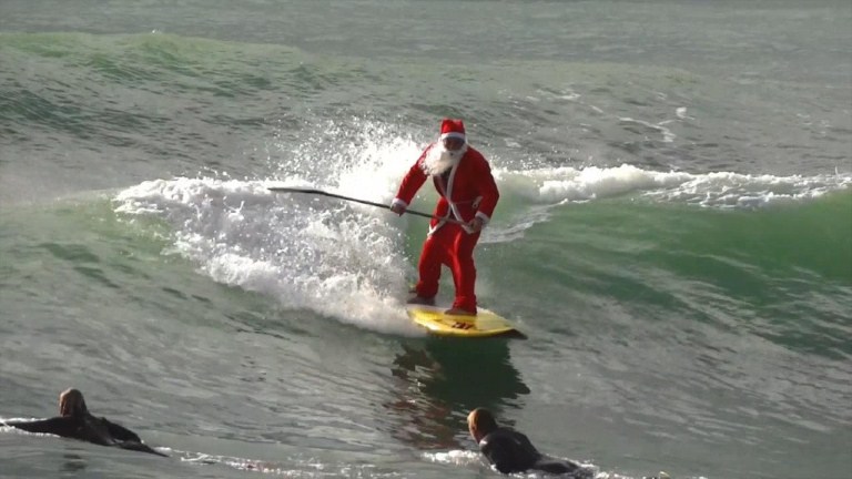 Santa Claus surfea en Italia (Video)