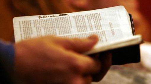 Con la Biblia en la mano roba en las iglesias