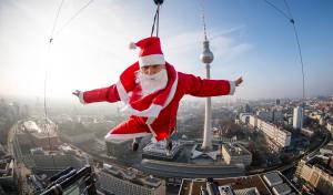 Un Santa volador apareció en Berlín (Fotos)