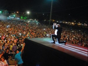 Tremendo susto pasó Reynaldo Armas durante concierto en Guárico (+tuits)