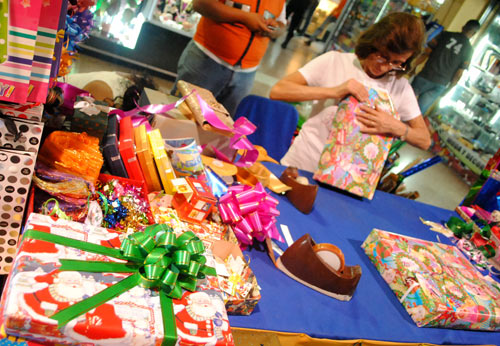 Le mataron a su hijo y dona regalos en navidad para buscar aliento