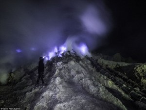 ¡Alucinante! El volcán azul de Indonesia que emite un resplandor misterioso en la noche (Fotos)