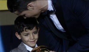Hijo de Cristiano Ronaldo muestra su idolatría por Messi en imperdible video