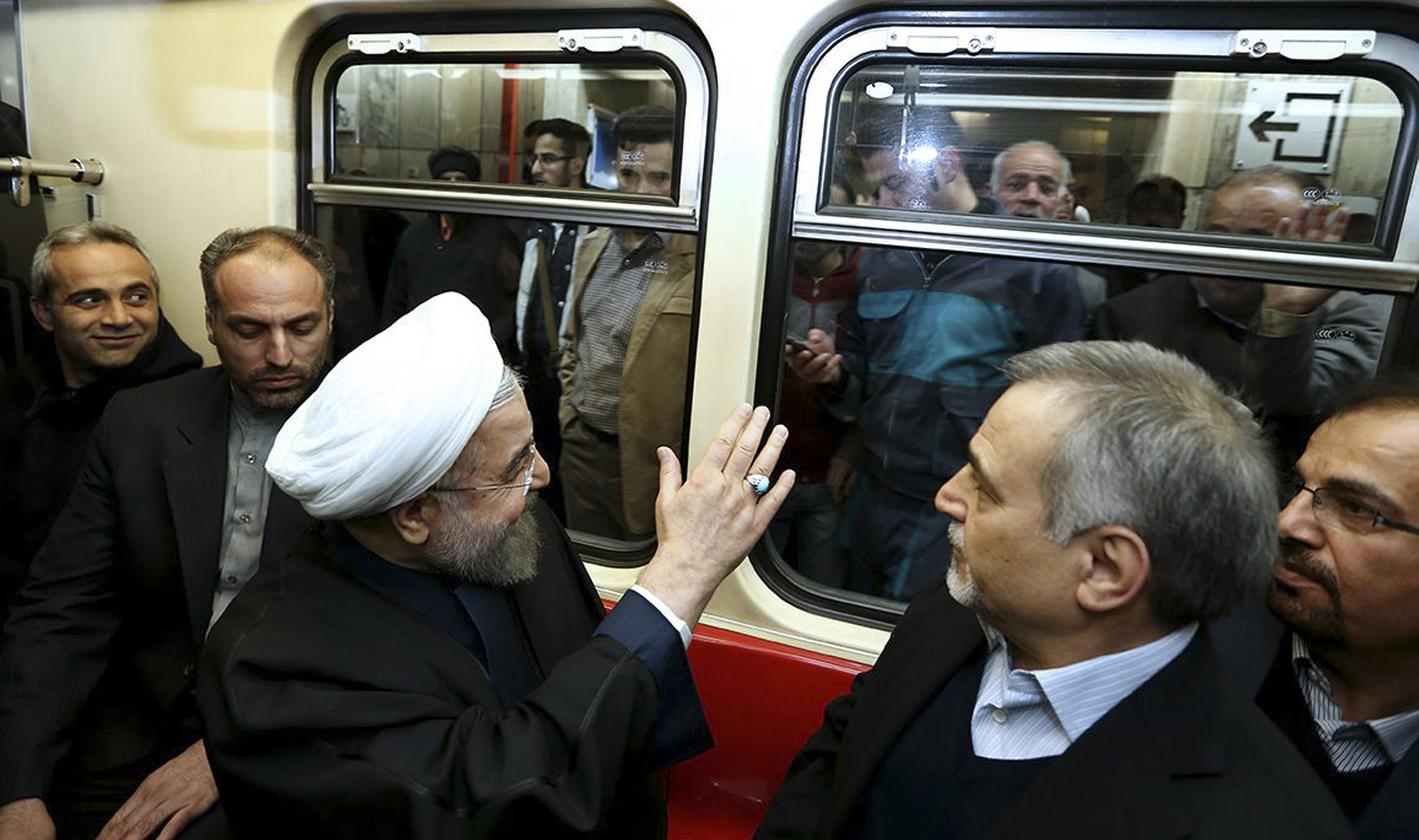 Presidente de Irán se sube al metro y sorprende a pasajeros (Fotos)