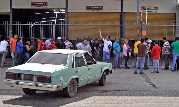 Dos días de cola para comprar cauchos a cualquier precio (Fotos)