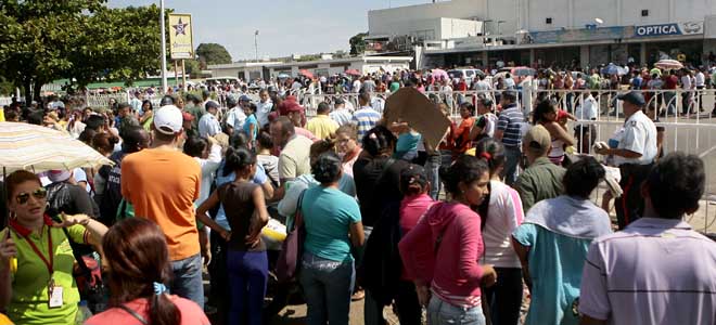 Colas en supermercados aumenta la división entre venezolanos