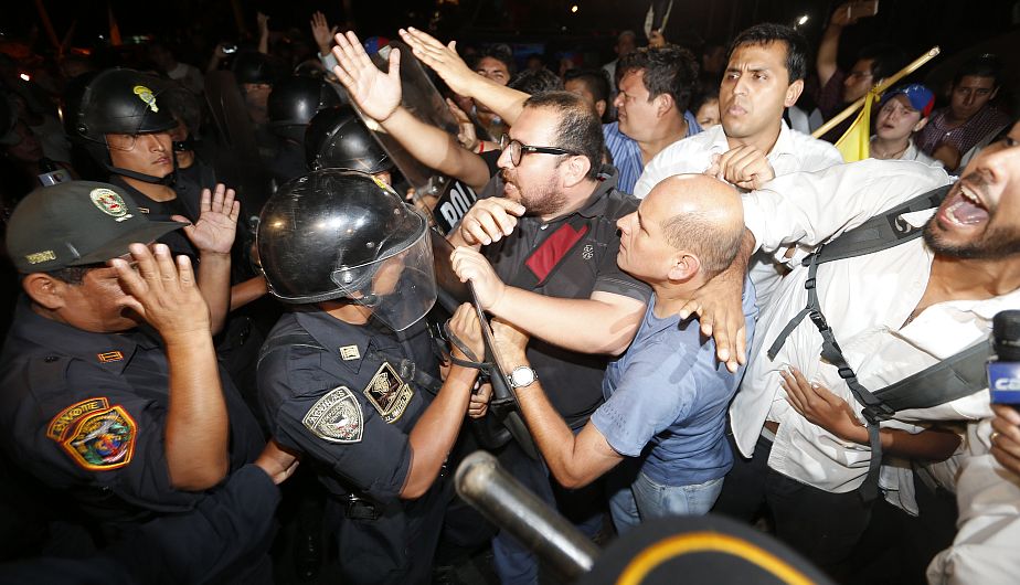 Manifestantes pro y contra Maduro se enfrentan ante embajada de Venezuela en Lima: Policía reprime a opositores