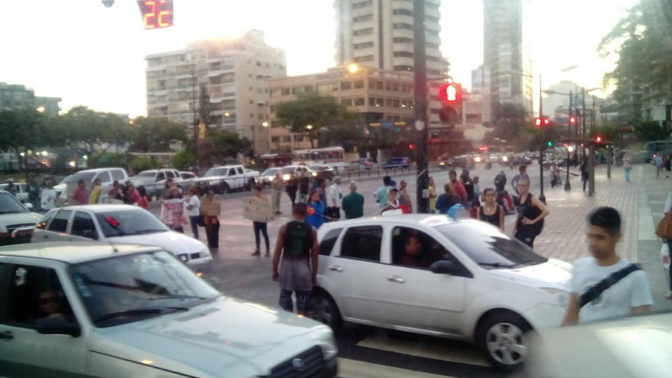 Con pancartas y banderas estudiantes trancan Altamira (Fotos)