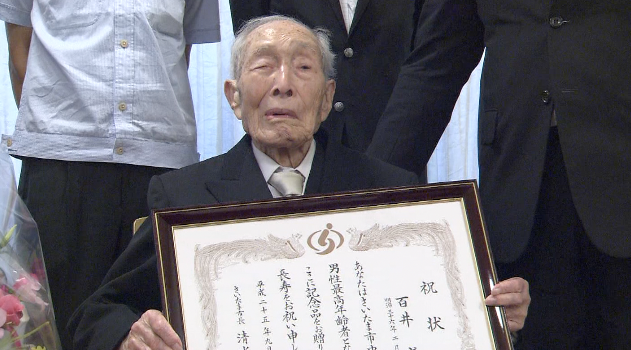 El hombre más viejo del mundo celebra su 112 cumpleaños