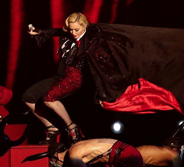 Madonna sufre aparatosa caida del escenario de los Brit Awards
