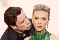 Ayúdanos a titular esto: La mamacita de Scarlett Johansson y Travolta atracándole un beso (WTF)
