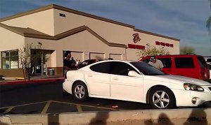 Individuo se aferra a un carro y casi muere (+video)