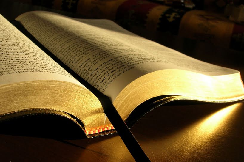 Escuelas en condado de Florida prohíben repartir biblias y textos satánicos