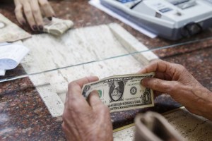 Venezolanos compran dólares en efectivo legalmente por primera vez en 12 años