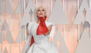Los internautas se burlan de  los guantes de fregar de Lady Gaga