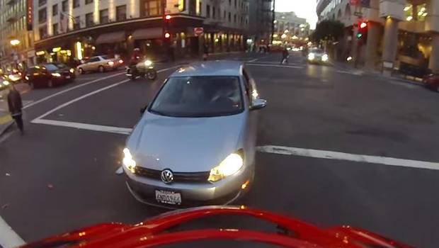 Insólito: Motorizado “cae de pie” tras colisionar con automóvil (Video)