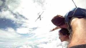 Microinfarto: Paracaidistas se salvan de ser embestidos por un avión (Video)
