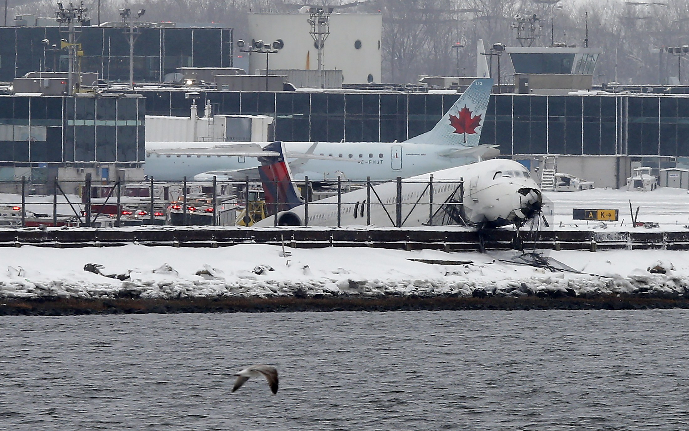 Así quedó el avión de Delta al salirse de la pista en Nueva York (Fotos)
