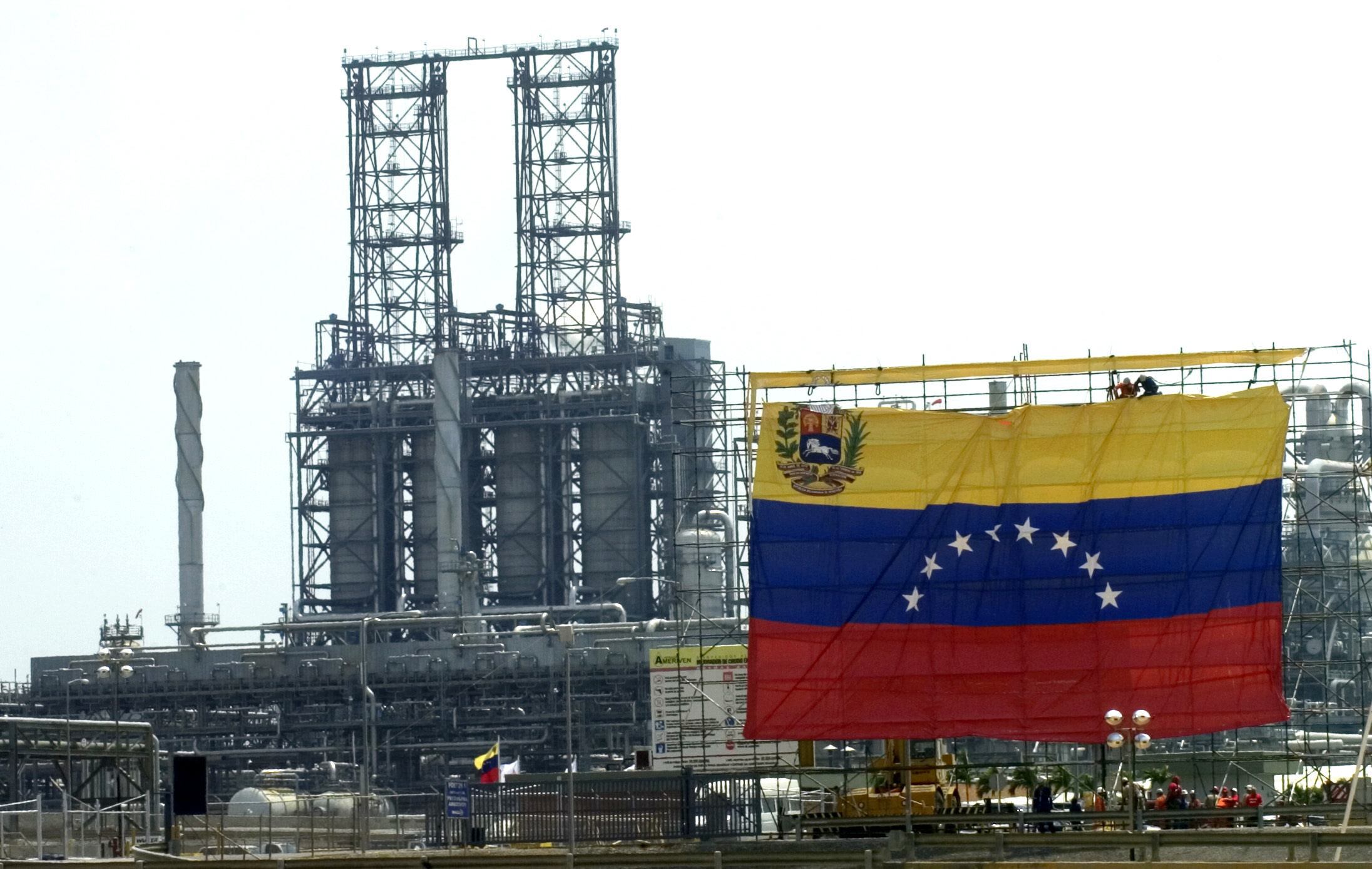 Desesperada situación en Venezuela: Caída del petróleo atiza el miedo al default