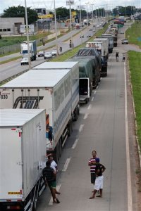 Camioneros levantan paro de 23 días en Colombia