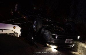 Un vehículo se volcó en la autopista Prados del Este (Foto)