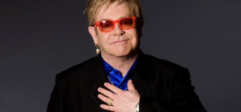 La madre de Elton John contrató al doble de su hijo para su cumpleaños