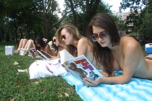 Vas a querer visa para conocer este grupo de lectura topless neoyorquino (Foto)