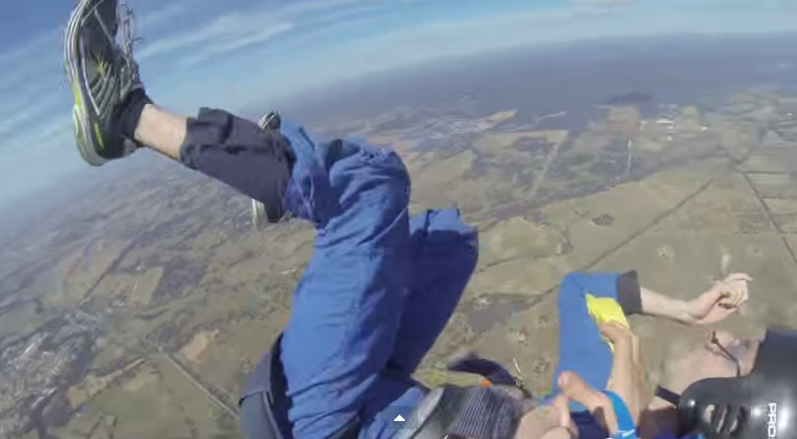 Sufre ataque de epilepsia en paracaídas y su instructor le salva la vida (Video)