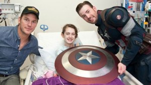 Chris Evans y Chris Pratt sorprenden a niños del hospital Seattle (Fotos)