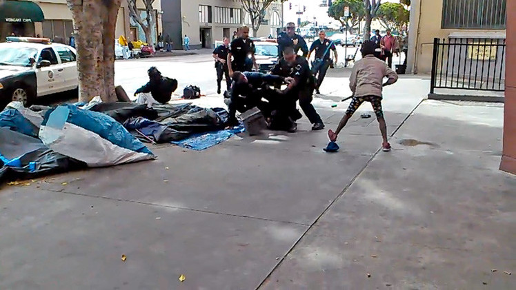 Video muestra cuando policías matan a indigente en Los Angeles