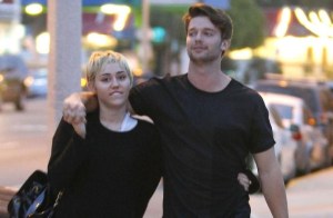 Miley Cyrus dice que está embarazada y muestra ultrasonido