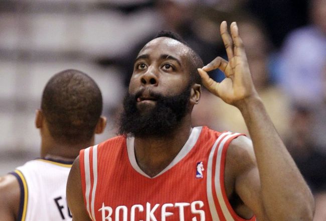 James Harden suspendido por patear a LeBron James