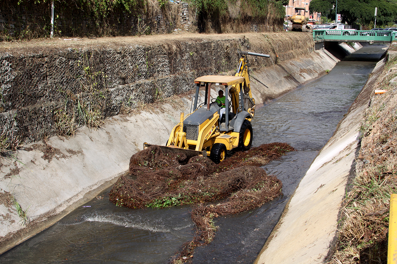 Alcaldía de Baruta avanza en la limpieza de drenajes (Fotos)