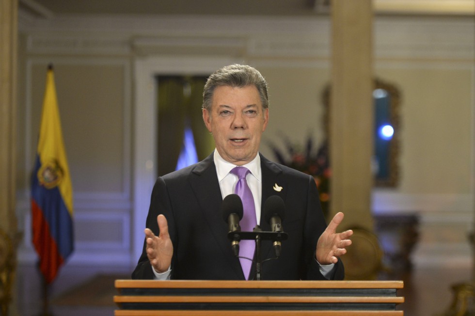 Santos celebra el anuncio de la visita del papa Francisco a Colombia