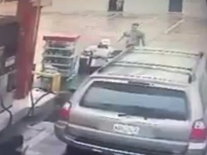 VIDEO: Atracadores roban camioneta a plena luz del día en bomba de Lagunillas