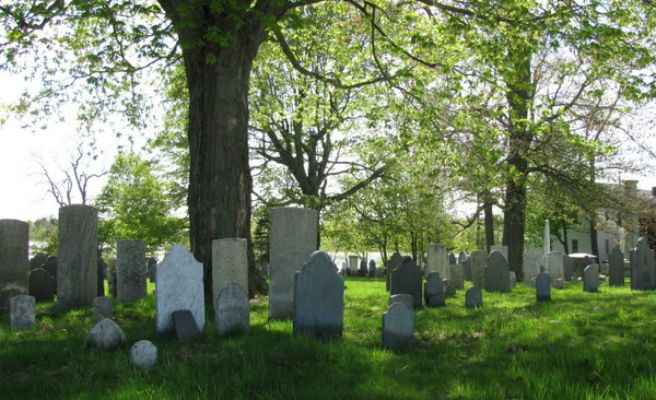 Un hombre muere aplastado por la tumba de su suegra