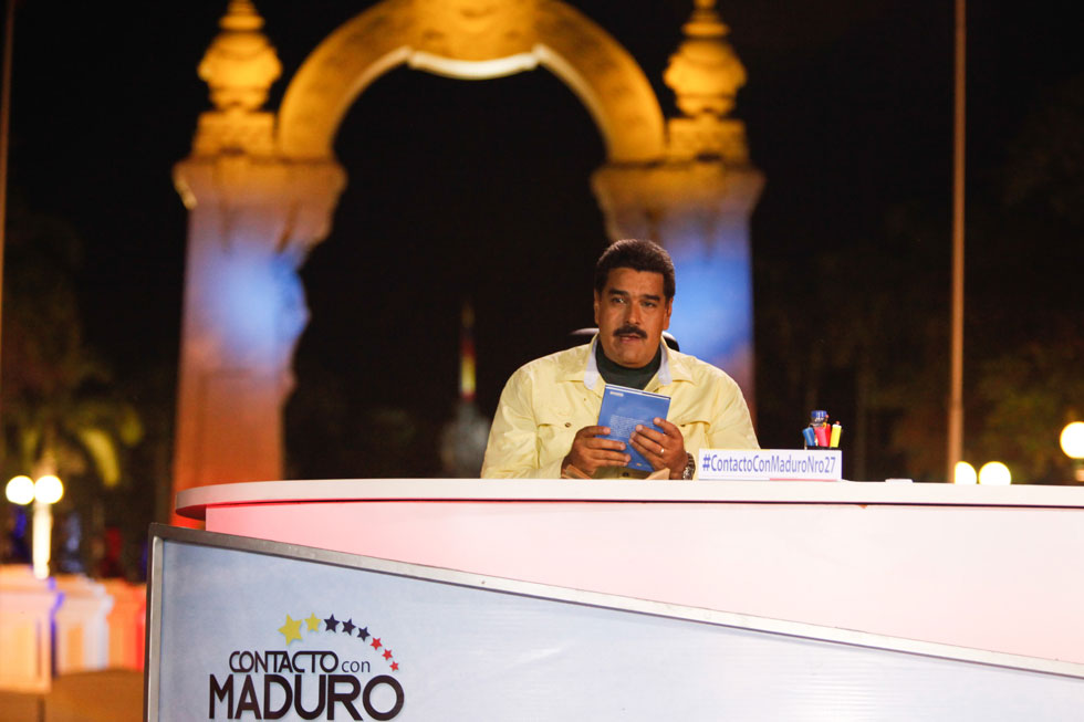 Maduro “libera” de sus funciones a tres ministros que irán como candidatos a la AN