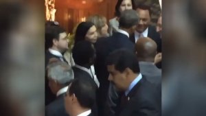 Maduro cerquita de Obama en Panamá y no le dijo ni pío (video)
