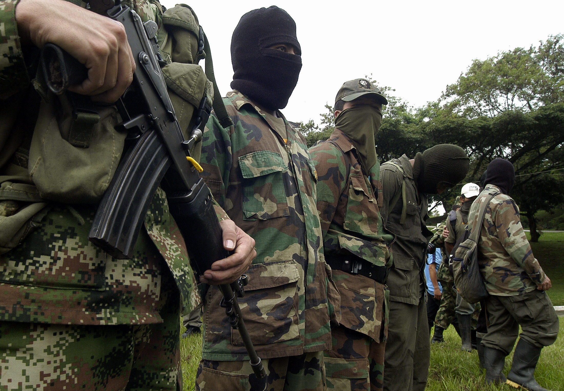 Detienen a siete militares por vender armas a las Farc en Colombia